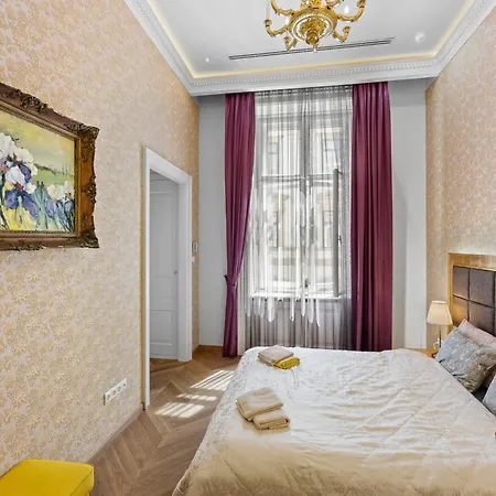 Count Zrinyi Basilica Luxurious شقة