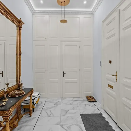 Count Zrinyi Basilica Luxurious شقة
