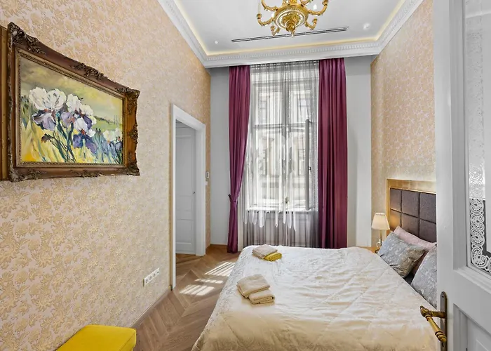 Count Zrinyi Basilica Luxurious شقة